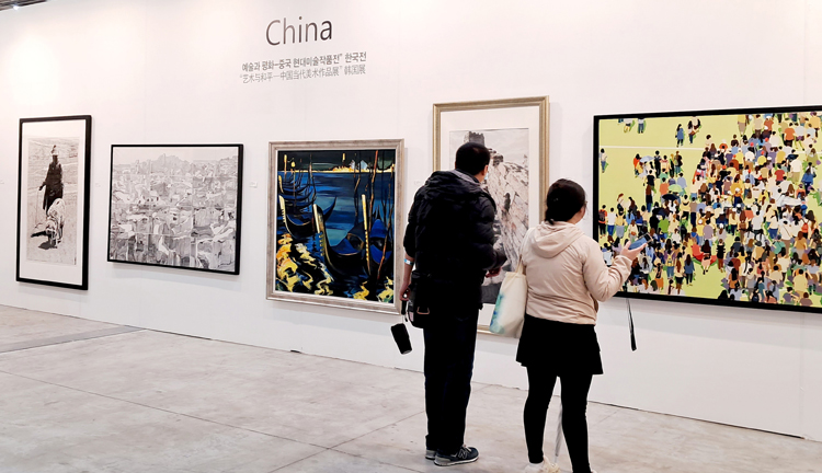 2.当地观众欣赏展览.jpg