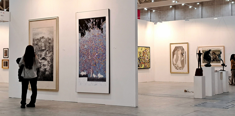 3.当地观众欣赏展览.jpg