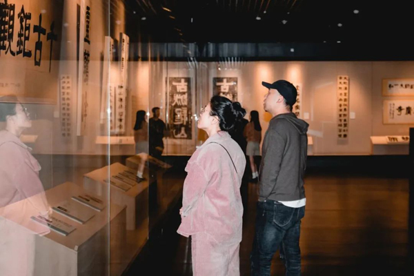 观众观看展览