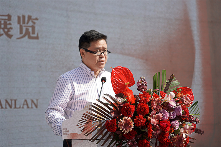 3.中国美术家协会副主席、重庆市美术家协会主席、四川美术学院院长庞茂琨主持开幕式.jpg